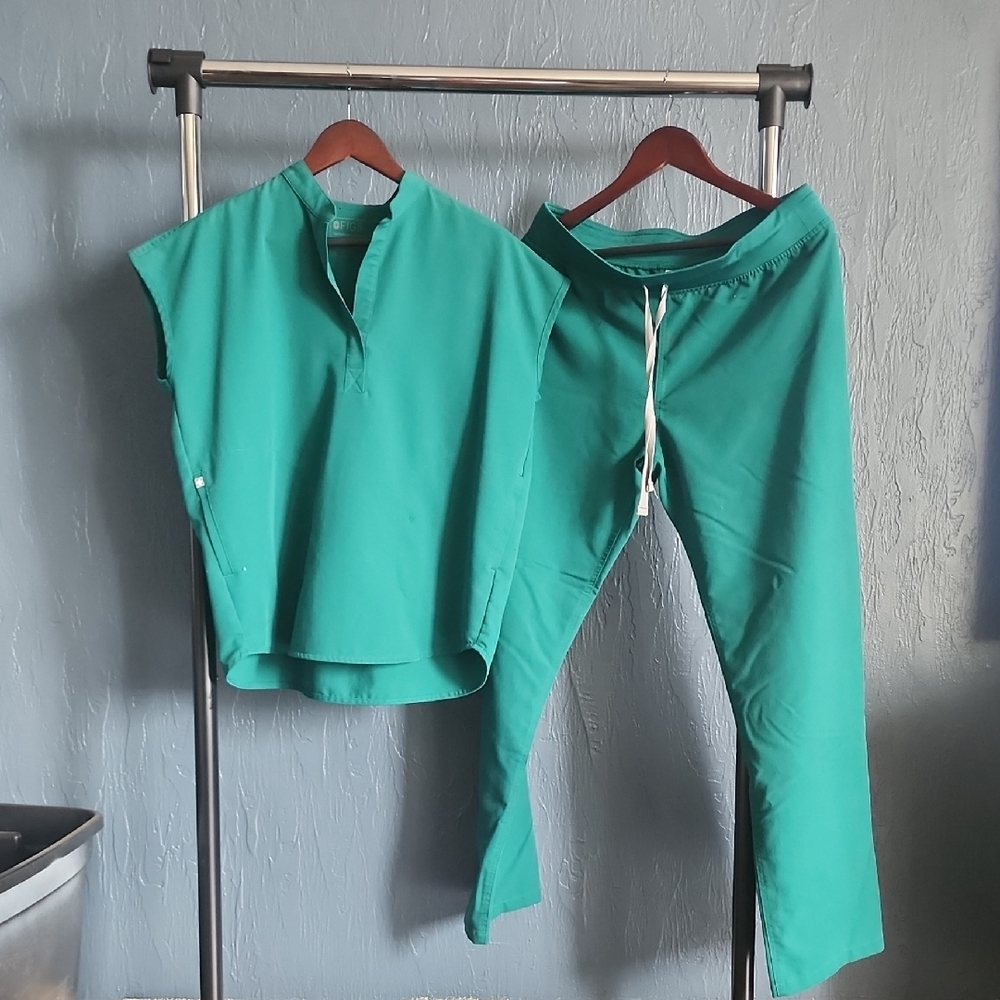 Figs Women's Green Jogger Set